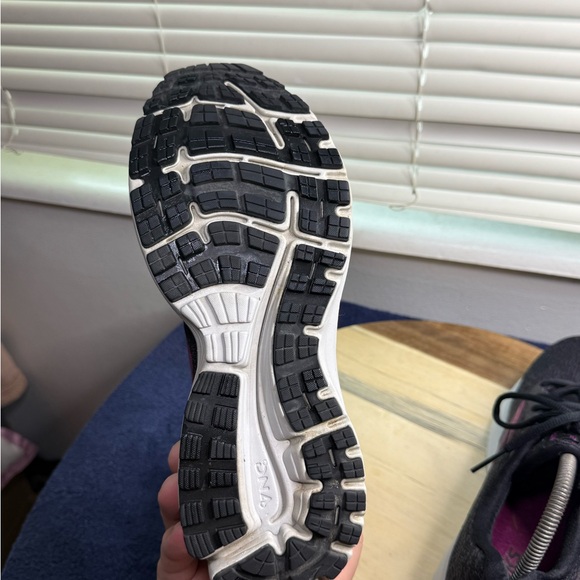 Brooks Women's Charcoal and Magenta Athletic Shoes (Women’s 10) - Picture 7 of 9